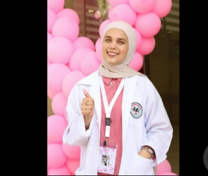 تالا أبو سارة.. طالبة في "العربية الامريكية" تقود ثورة تعليمية في الصيدلة

