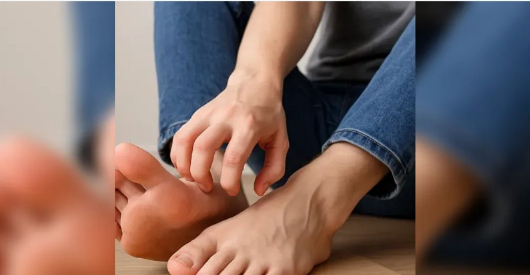 الحكة المستمرة في القدمين.. مؤشر على 3 أمراض خطيرة
