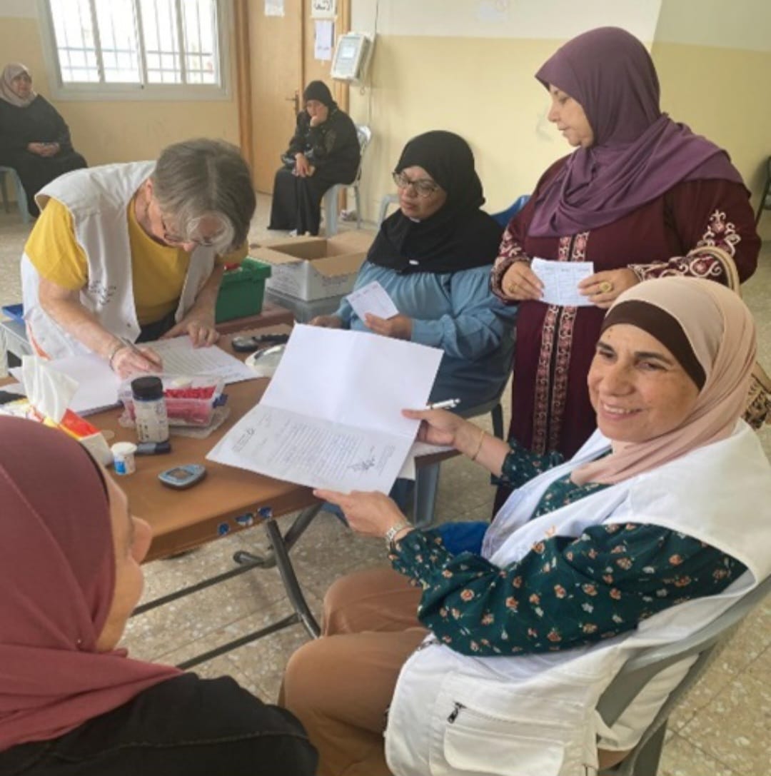 ضمن مشروع العيادة النسائية المتنقلة...أطباء لحقوق الإنسان تقدم خدماتها الصحية في علار قضاء طولكرم

