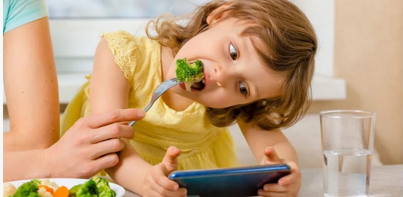 دراسة تربط الوزن الزائد لدى الأطفال بالهاتف والتلفزيون..كيف؟