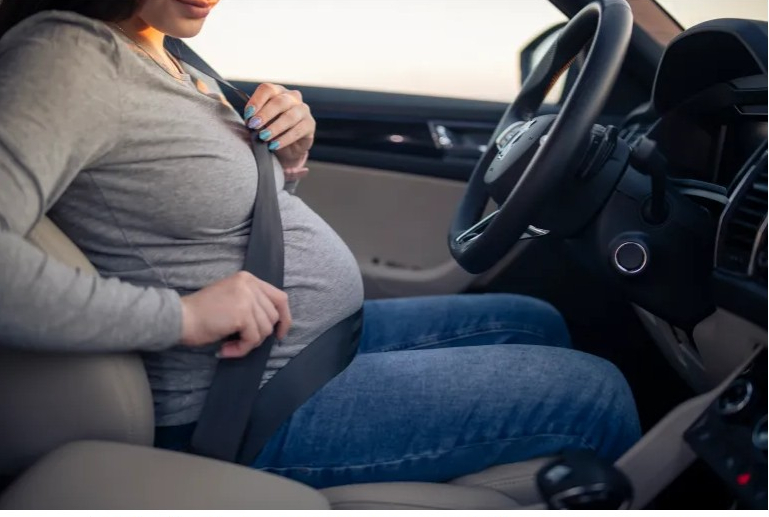 ما حزام الأمان المناسب للحامل أثناء قيادة السيارة؟
