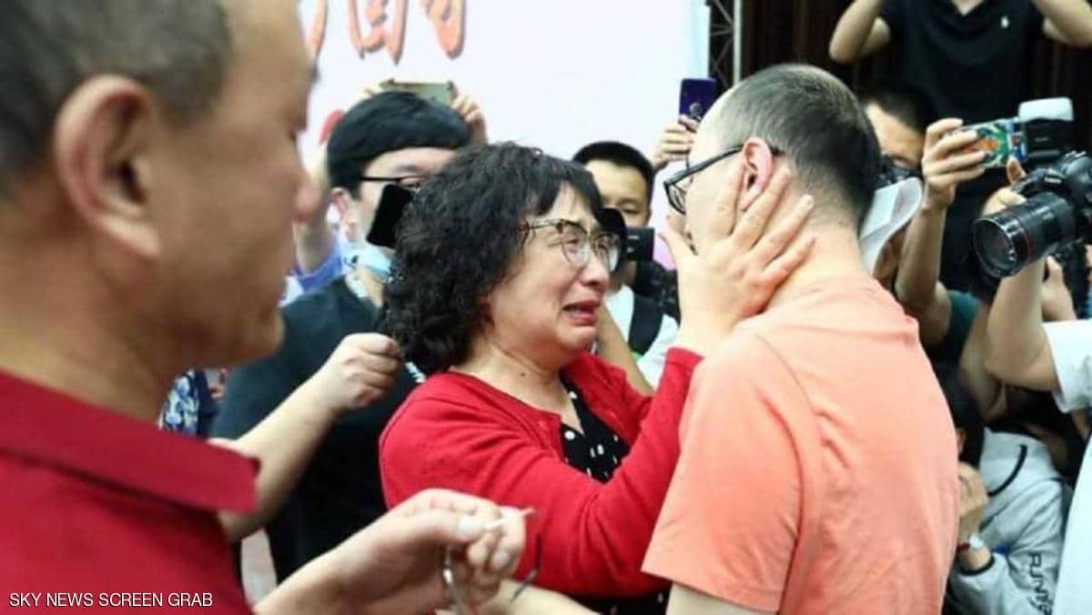 بعد 32 عاما.. صيني يعثر على والديه بهذه الطريقة

