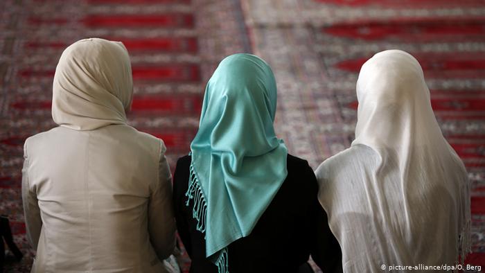 تعديل قوانين الأسرة القائمة على الشريعة.. "مخالف" و"محرج"؟
