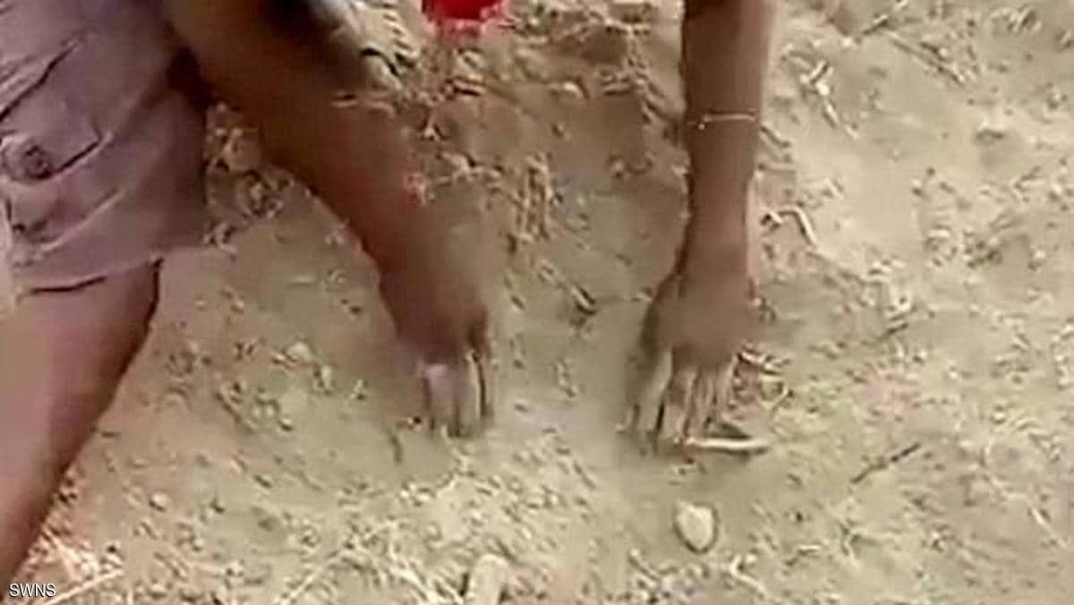 رضيع هندي دفن حيا.. ثم نجا بأعجوبة من الموت
