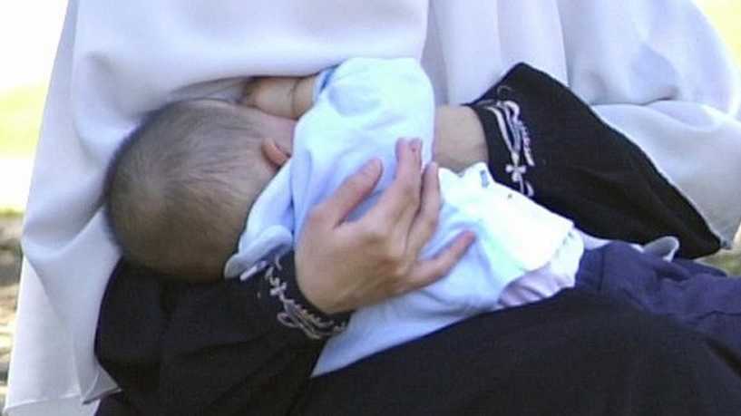 الرضاعة وكورونا.. منظمة الصحة العالمية تقول كلمتها
