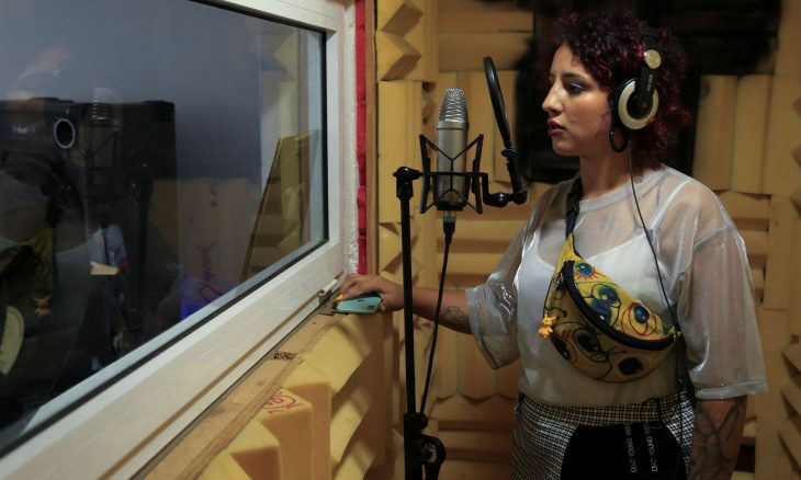 مغربيات يحققن تقدما في مجال موسيقى الراب الذي يهيمن عليه الرجال
