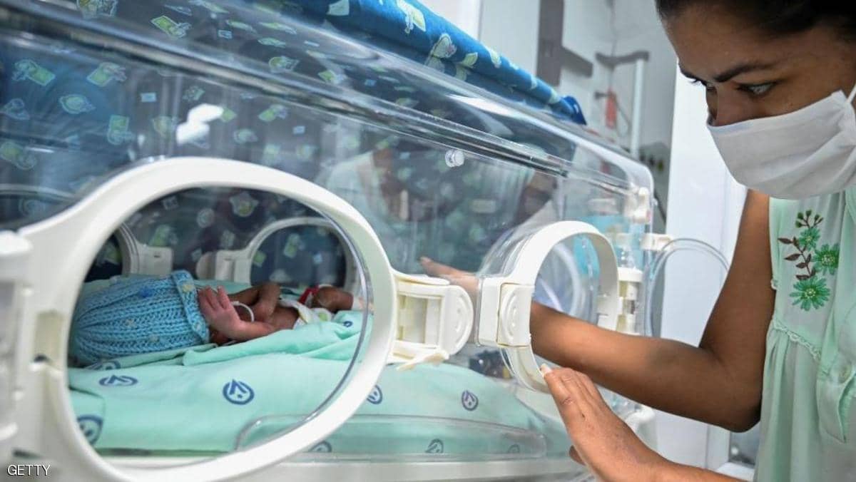 مصابة بفيروس كورنا تنجب طفلها وهي في غيبوبة
