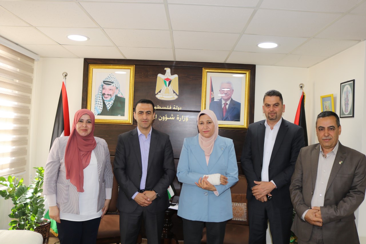 حمد تبحث سبل التعاون مع إتحاد المعلمين
