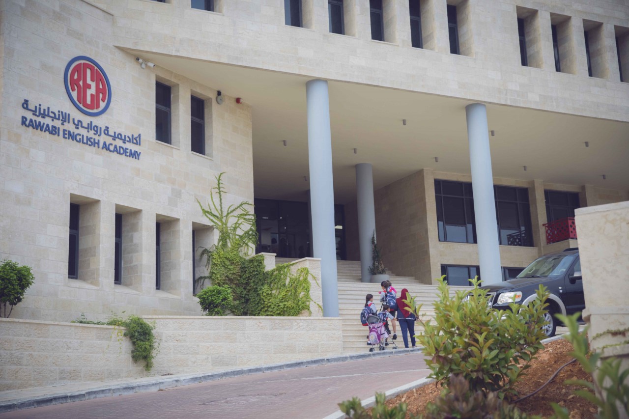 طلبة أكاديمية روابي الإنجليزية يخوضون تجربة تعليم إلكتروني مميّزة 
