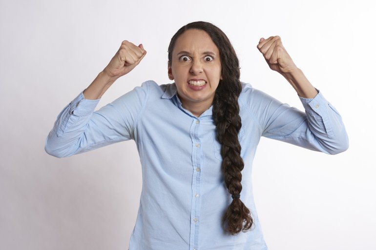 عندما تصرخ الزوجة.. زوجي يفقدني صوابي في الحجر المنزلي
