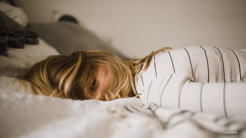 النساء أكثر عرضة لمشكلات النوم من الرجال.. لماذا؟