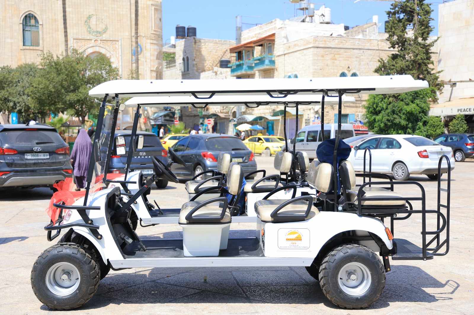 
دعماً وتطويراً للسياحة... كهرباء القدس تقدم مركبتين كهربائيتين لبلدية بيت لحم