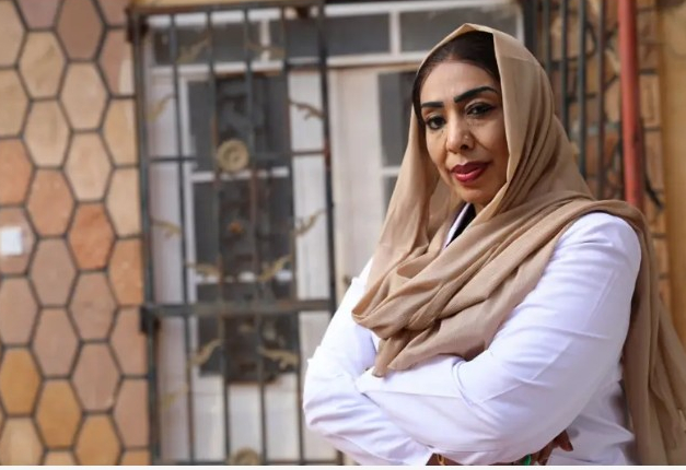 بقيت حين رحل الجميع: الطبيبة التي أنقذت حوامل أم درمان
