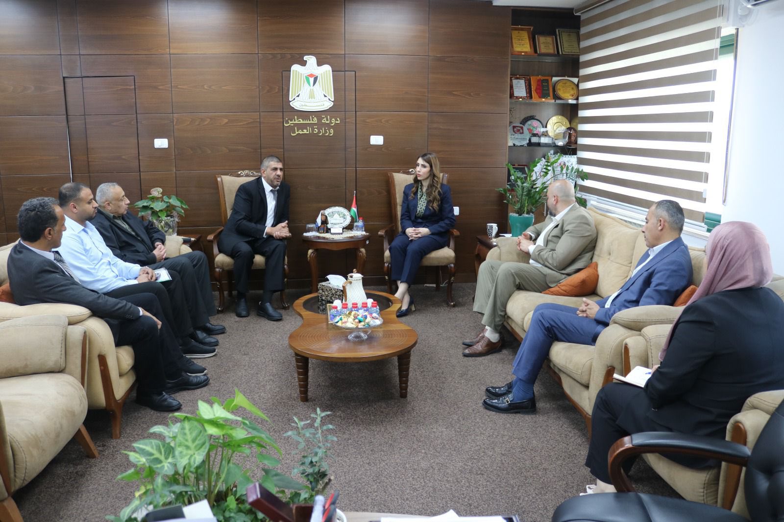 وزارة العمل ومخيم الفوار يبحثان تحسين الخدمات وتوسيع فرص العمل أمام الشباب والنساء وذوي الإعاقة
