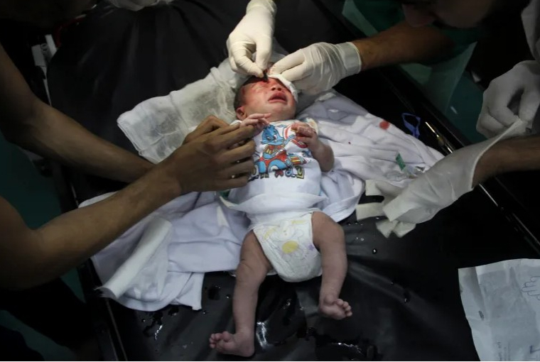 على ضوء هاتف محمول.. أطباء بغزة يسعفون رضيعة نجت من غارة إسرائيلية
