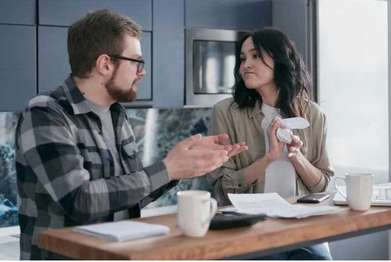 كيف تتعامل مع سلوك استخفاف شريك العمر بك؟
