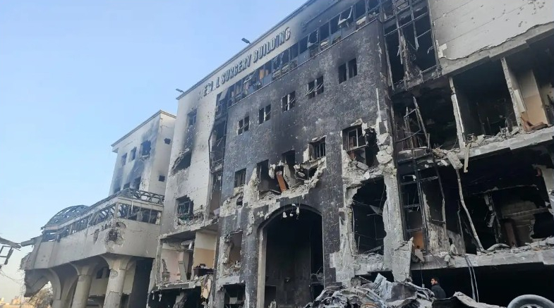 صور|| الاحتلال ينسحب من مجمع الشفاء والعثور على مئات الجثث داخله وحوله
