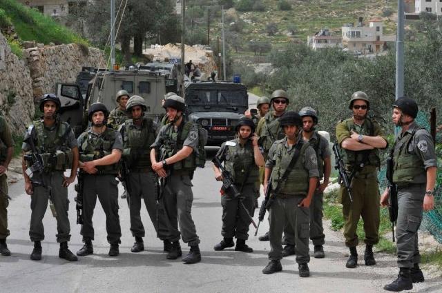 الاحتلال يحتجز 4 نساء في وادي الحصين شرق الخليل
