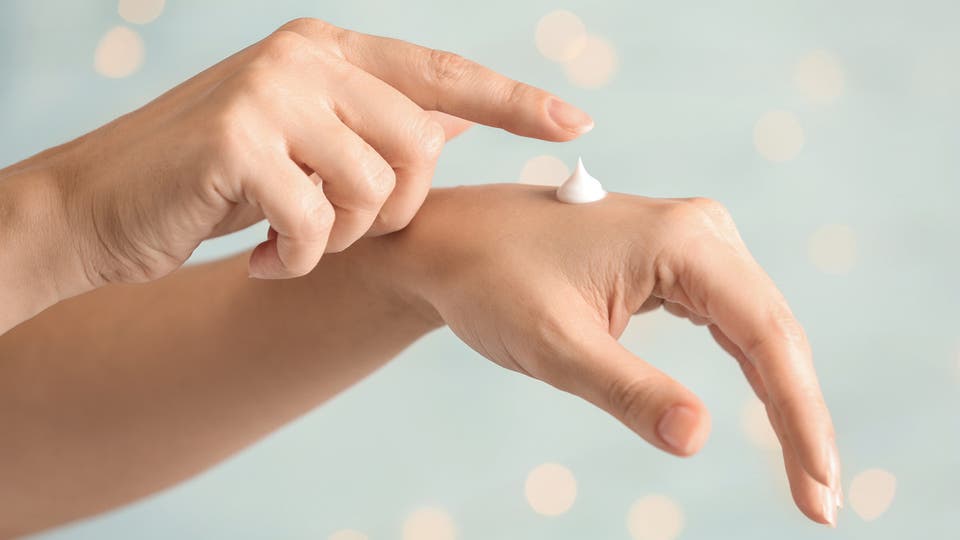 خلطة تصلح ما أفسده معقم اليدين والصابون.. تعرفي عليها
