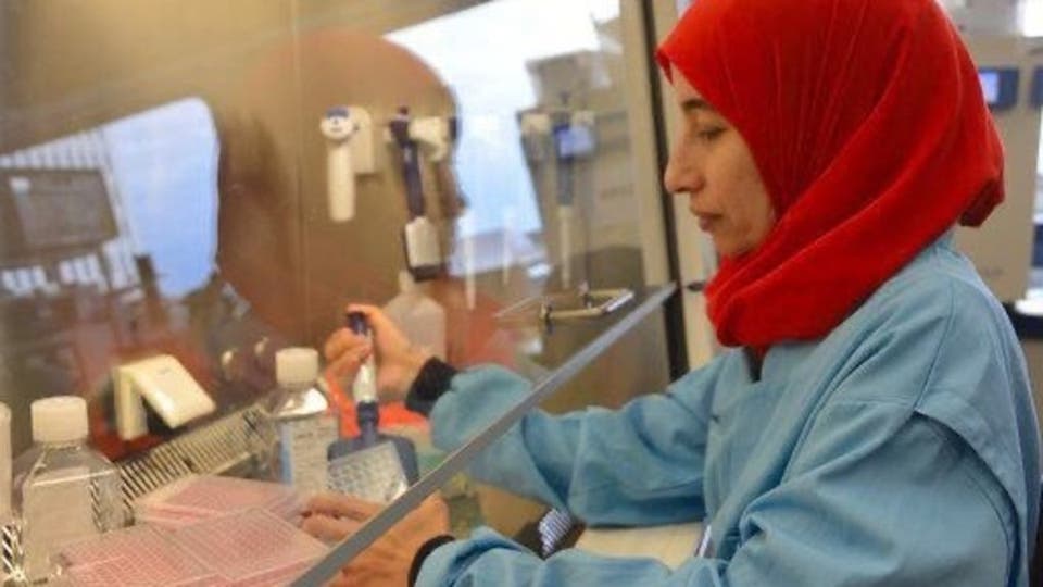من هولندا.. باحثة مصرية تعمل على تعديل سلوك فيروس كورونا

