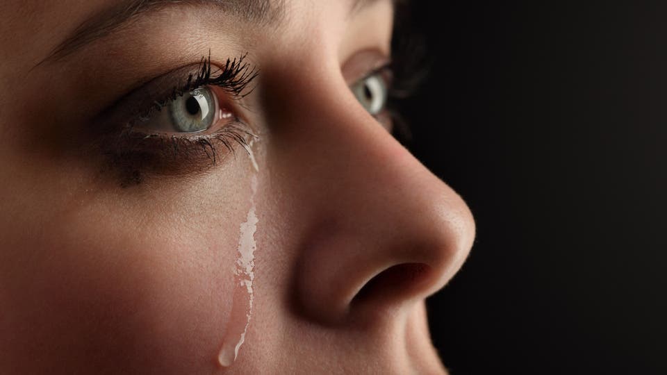 بعد العطس والسعال والتنفس.. أينقل دمع العين كورونا؟
