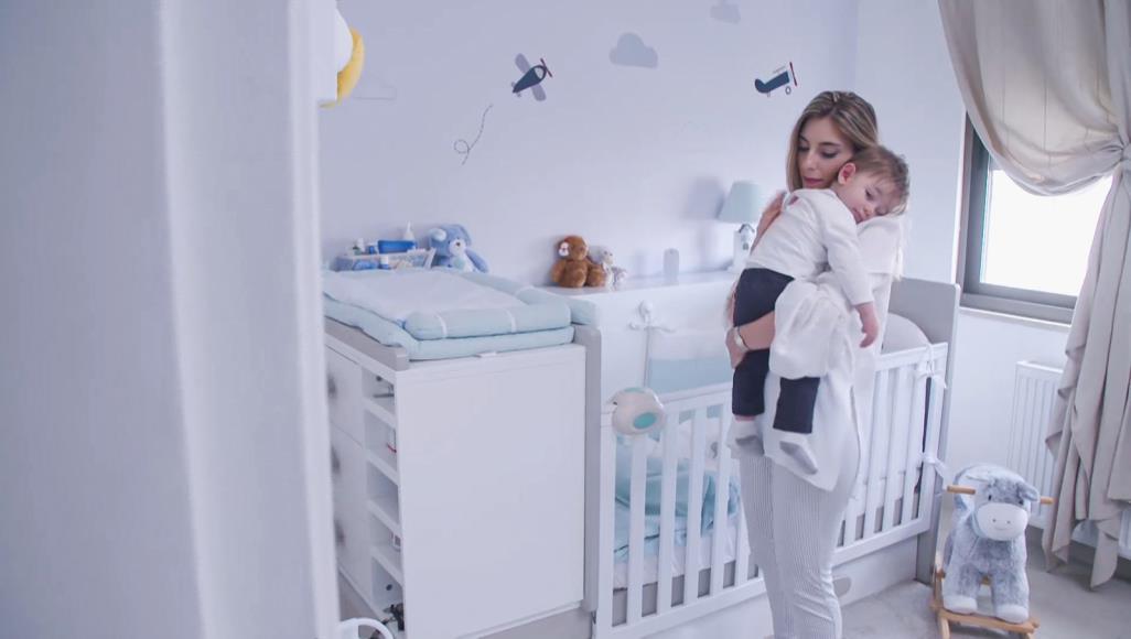 اتركيه يبكي وأجبريه على النوم في غرفته.. نصائح كارثية للأم الجديدة
