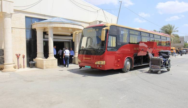 وصول أول حافلة الى أريحا.. معبر الكرامة مفتوح لاستقبال العالقين
