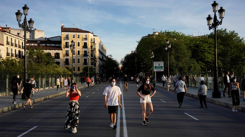 دول أوروبية تخفف من قيود كورونا.. عودة تدريجية للحياة
