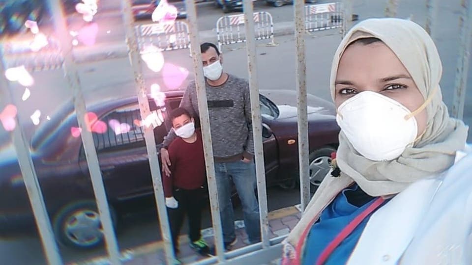 قصة مؤثرة بطلتها طبيبة فصلتها الأسوار وكورونا عن عائلتها
