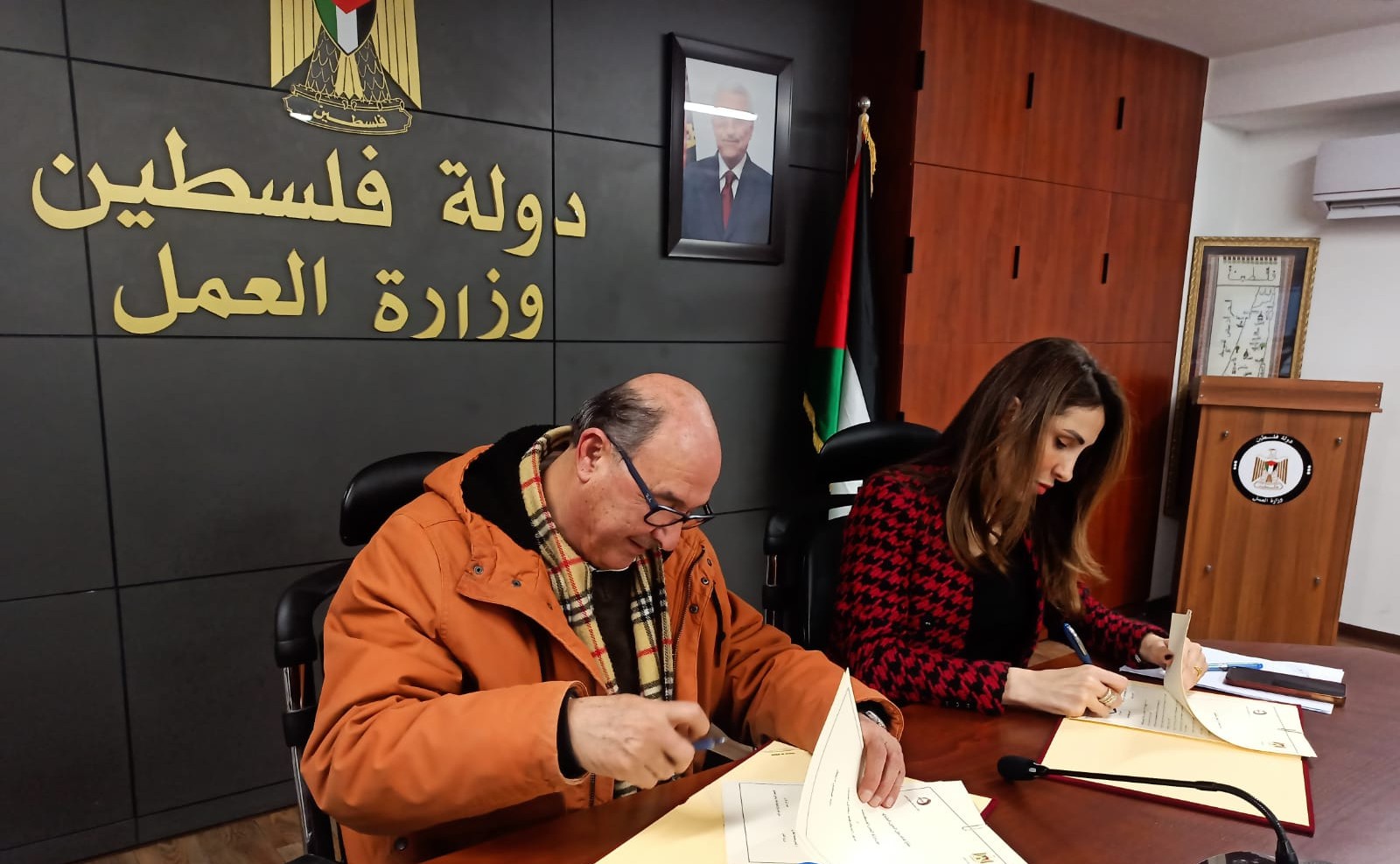 وزارة العمل ومركز الديمقراطية وحقوق العاملين يوقعان مذكرة تفاهم حول التعاون المشترك ولنشر الوعي الوقائي بين طرفي الإنتاج  

