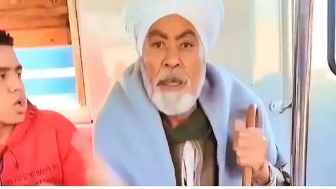 وضعت ساقاً على أخرى فعنفها أمام الجميع.. فيديو يثير ضجة في مصر
