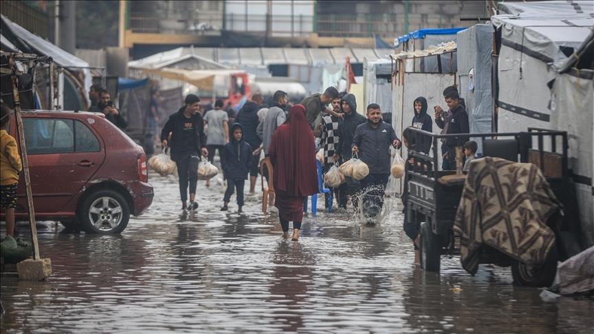 "الأونروا": 235 ألف شخص تضرروا من منخفض "بايرون" الجوي بغزة
