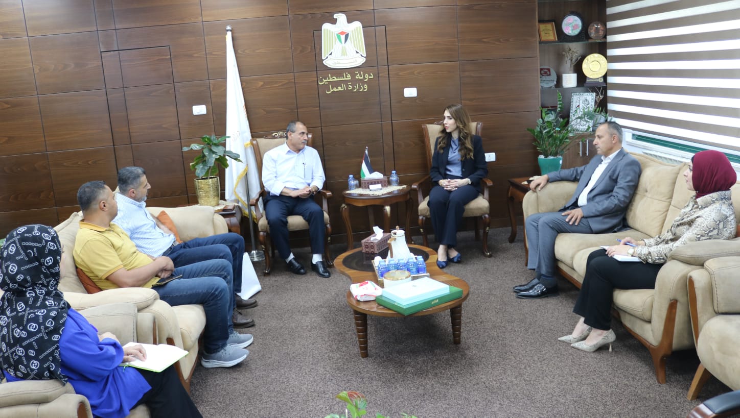 وزارة العمل وبلدية إذنا تبحثان سبل دعم الشباب والنساء من خلال برامج التدريب المهني
