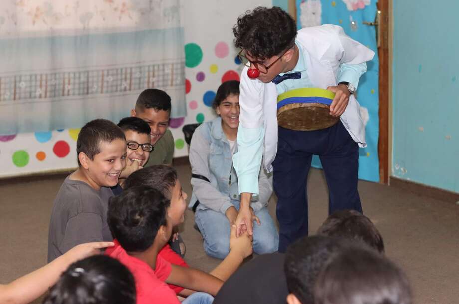 صوت| الضحك كعلاج نفسي: داوود طوطح يتحدث لـ "نساء إف إم" عن أثر "الأنوف الحمراء فلسطين" في دعم الأطفال ذوي الإعاقة