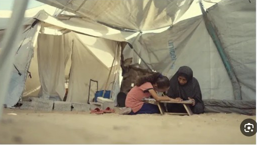 
أمهات غزة…  يخضن معركة ضد الأمية وسط ركام الحرب