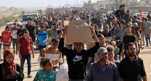 الإعلام الحكومي: القطاع يحتاج يومياً 600 شاحنة إغاثية و250 ألف علبة حليب شهرياً

