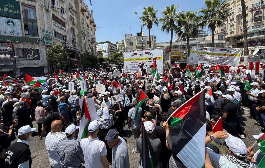 مسيرات ووقفات حاشدة في الضفة بـ"اليوم الوطني والعالمي لنصرة غزة والأسرى"
