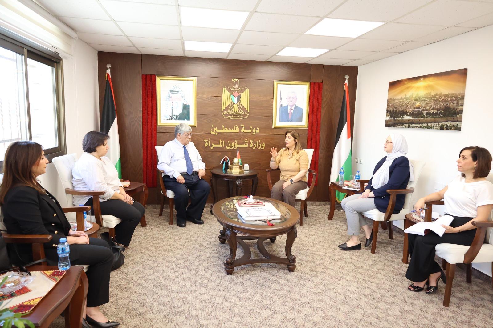 "شؤون المرأة" و"جذور" يبحثان سبل التعاون في حماية النساء من العنف وتعزيز الصحة الإنجابية

