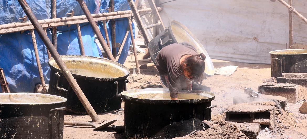 ميس..طفلة في غزة تحلم بوجبة عدس وسط طوابير الجوع والنزوح
