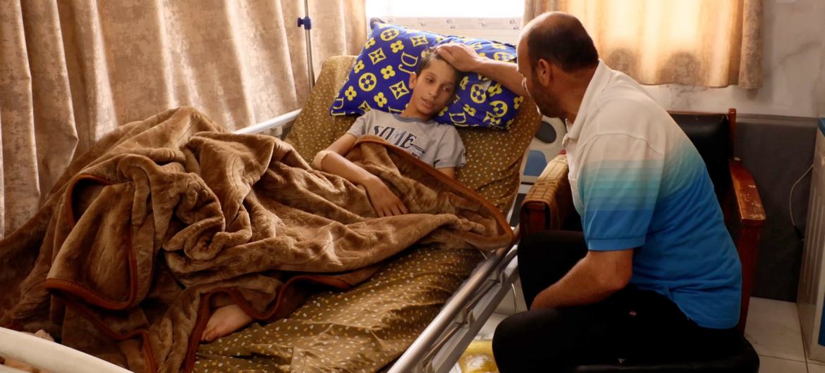 "الأطباء منهكون ونحن ننتظر رحمة الله": مرضى غزة يروون معاناتهم في ظل تداعي الخدمات الصحية
