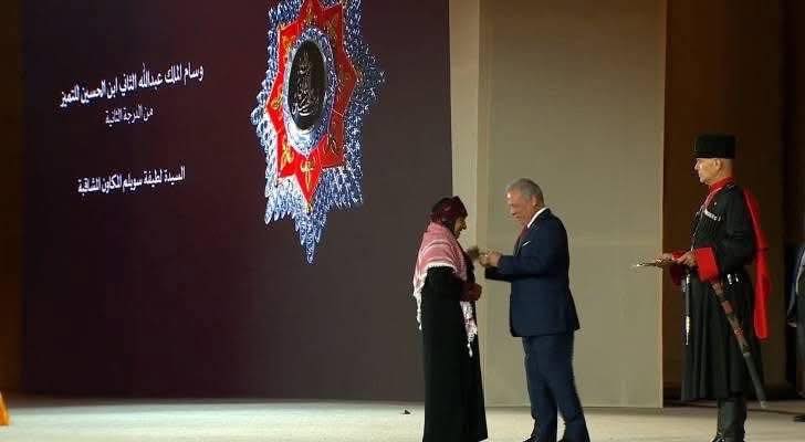 من هي الجدة لطيفة التي  منحها الملك  عبد الله  وسام التميز من الدرجة الثانية؟

