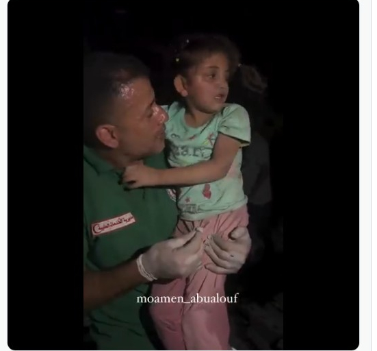 إنقاذ الطفلة التي ظهرت وسط جحيم نار مجزرة حي الدرج في غزة 
