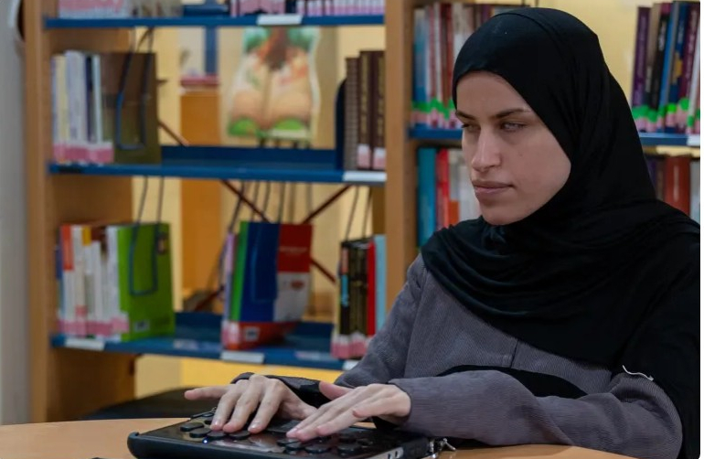 نورة المسلماني.. خريجة بالأمس ومعلّمة اليوم في مدارس الدمج بالدوحة
