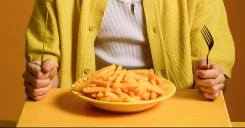 أكل الطعام بسرعة.. طريق سريع إلى أمراض خطيرة
