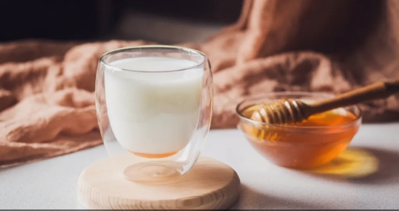 الحليب مع العسل.. مزيج يمنحك 7 فوائد صحية
