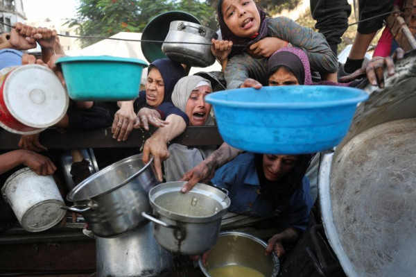 صوت| مليون امرأة وفتاة في غزة يواجهن شبح المجاعة.. وأصوات نسائية تطالب بإنقاذ ما تبقى من الحياة
