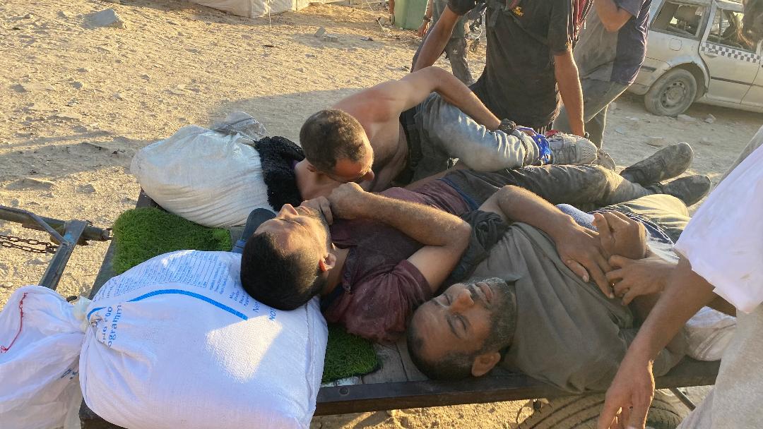 جنود الاحتلال يصطادون الجوعى كالعصافير شمال غزة
