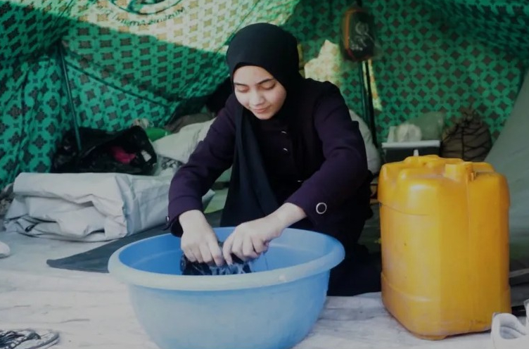 فقدت أمها وهربت من الموت.. الطفلة سجود تقود أسرتها بخيام غزة
