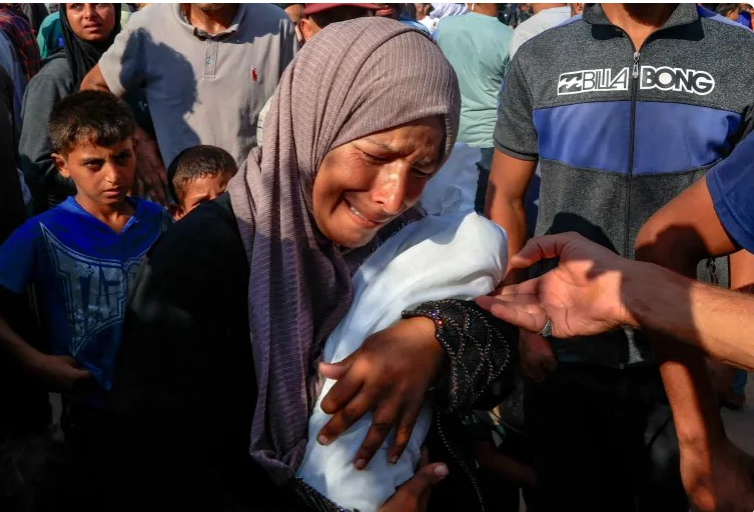 صحيفة بريطانية: غزة مشرحة مفتوحة ورائحة الموت تزكم الأنوف في كل مكان