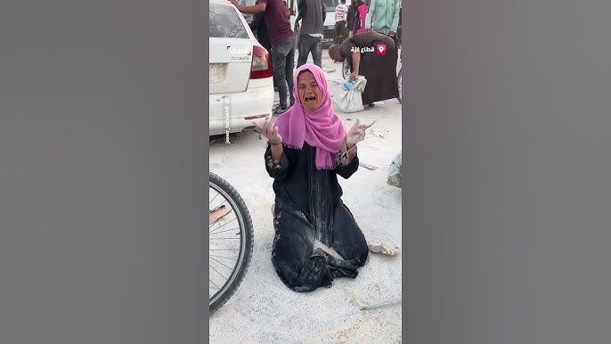 قساوة الجوع في غزة: أمهات يلتقطن الطحين المنسكب في ظل حصار خانق



